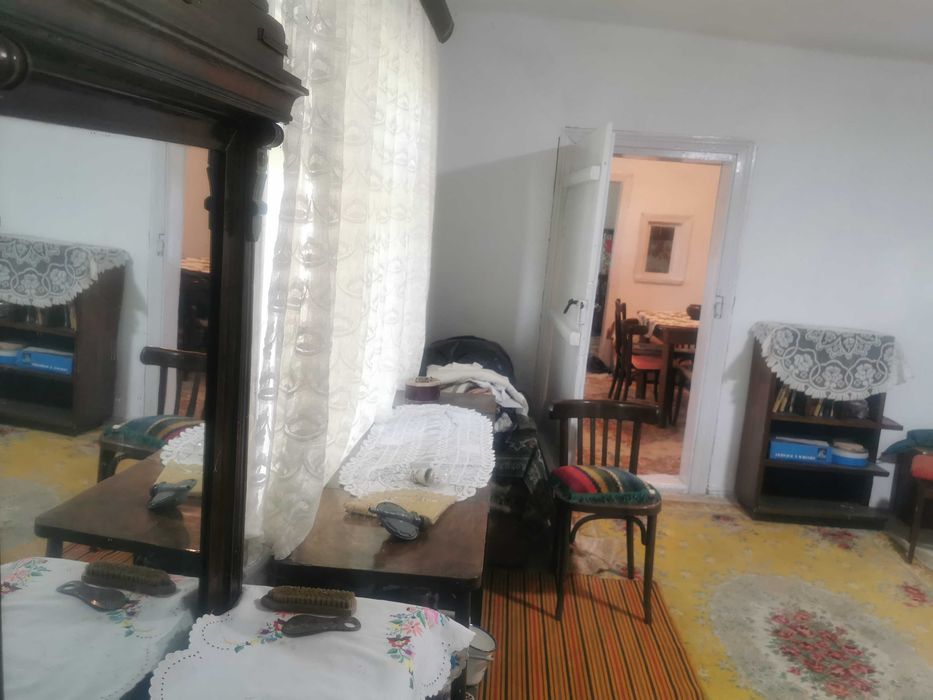 Casa bătrâneasca de vânzare la tara