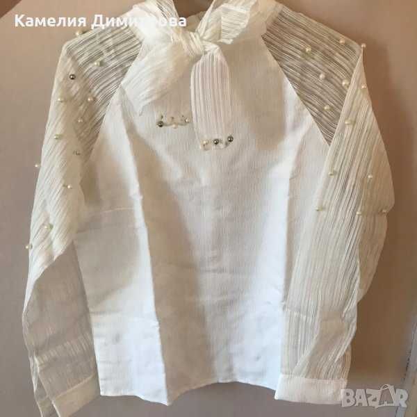Нежна бяла блуза с перли.