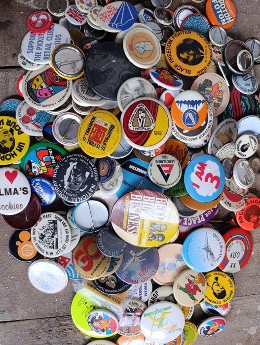 Продам значки разные