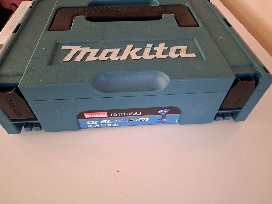 Vând mașină de înșurubat cu impact MAKITA TD111DZ de 12V