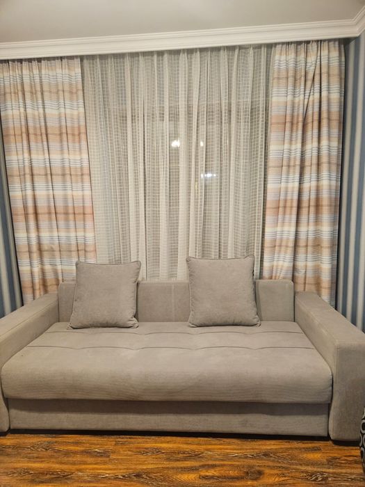 Диван с подушками расклдывается