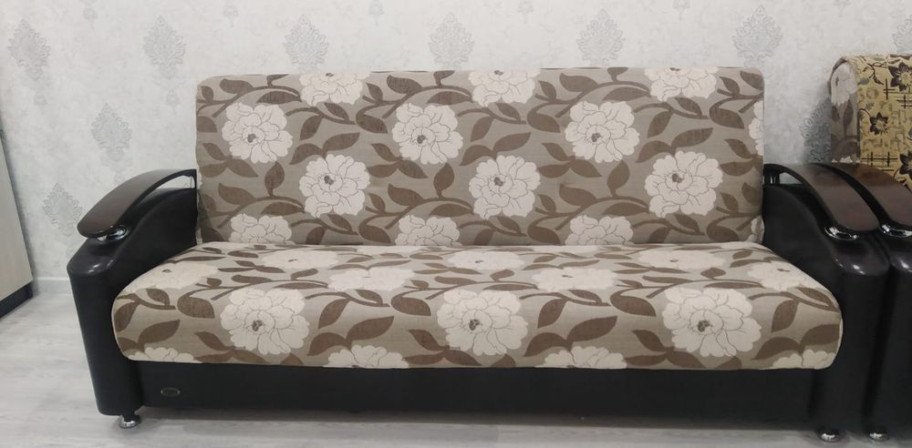 Диван раскладной с двумя креслами