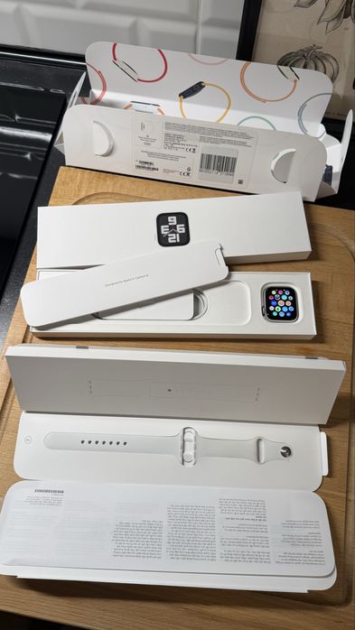 Смарт часовник Apple Watch SE (2nd Gen) 40mm - бял