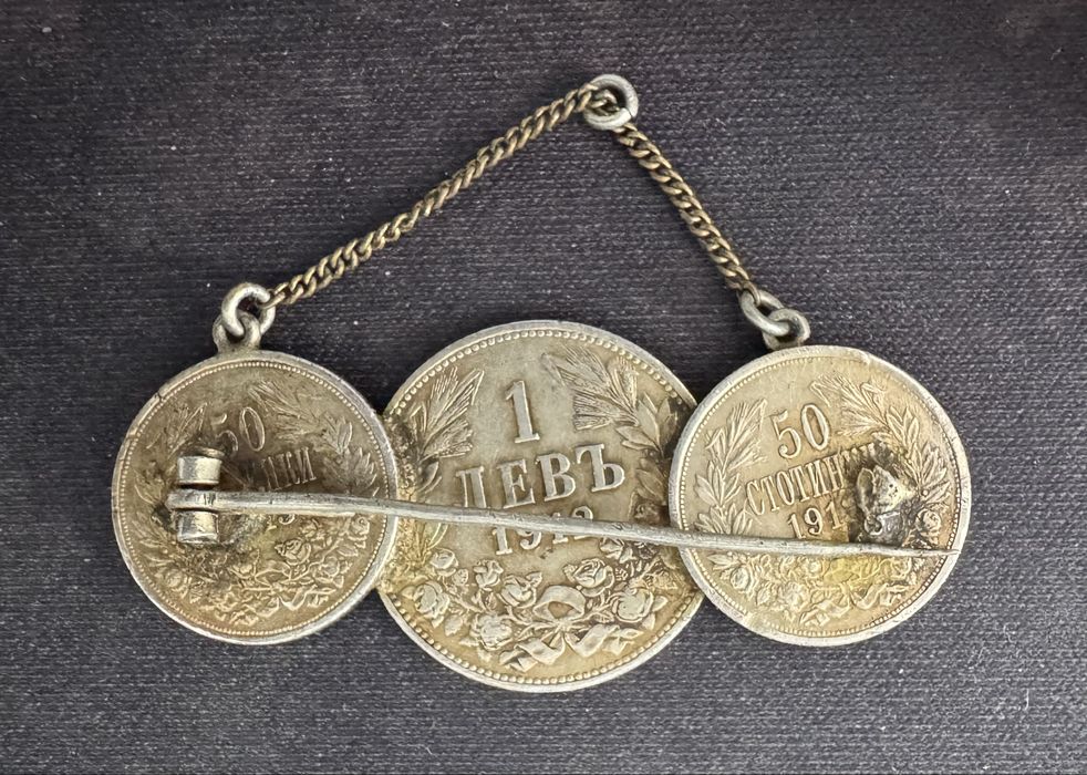 стара сребърна брошка от монети