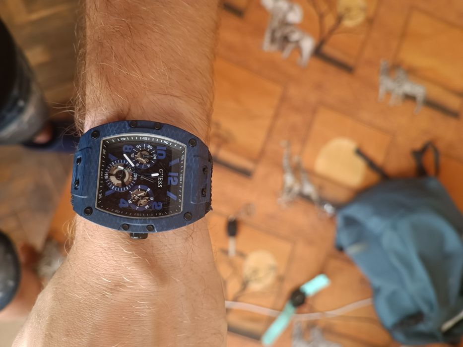 Часовник Guess водоустойчив