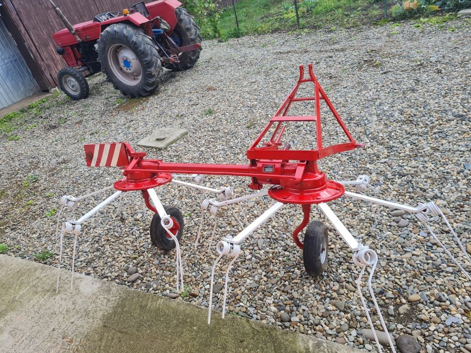 Greblă pentru împrăștiat Fahr