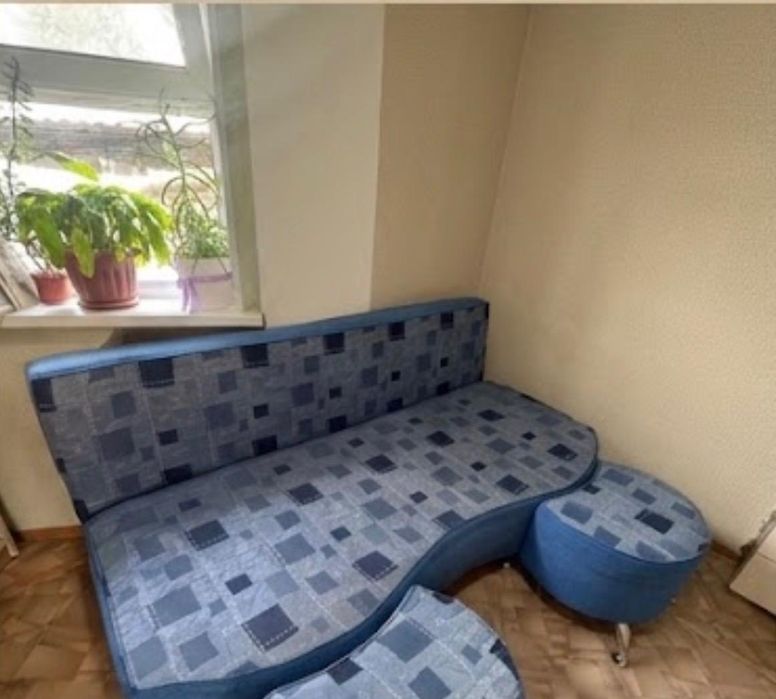 Продам диван с двумя пуфиком