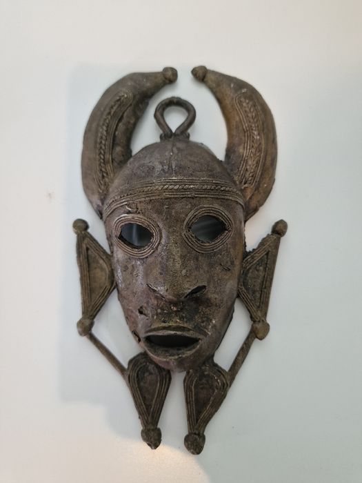 Masca rara din bronz