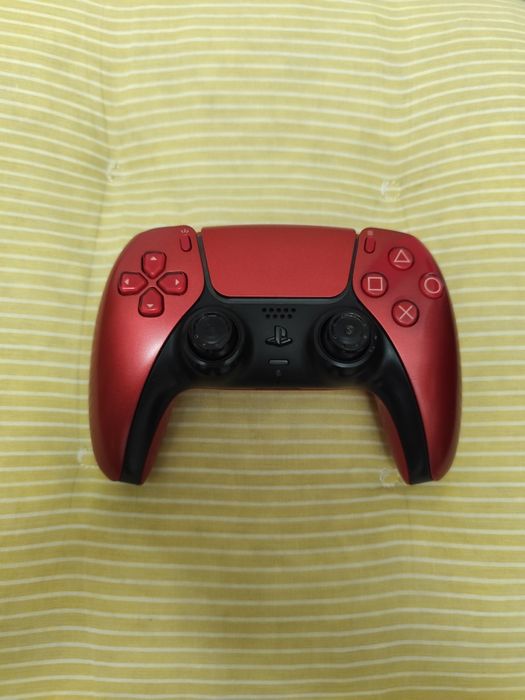 PS5 Volcanic Red джойстик с дрифт обаче!