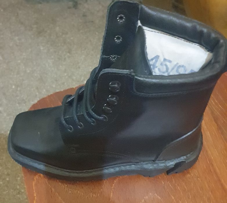 Vand bocanci noi