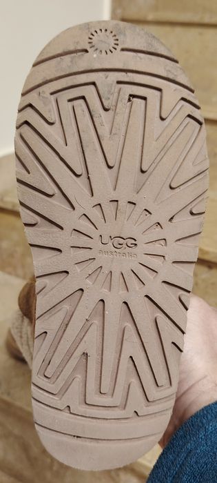 Vand încălțăminte UGG stare f. bună nr. 33-34 210 lei.