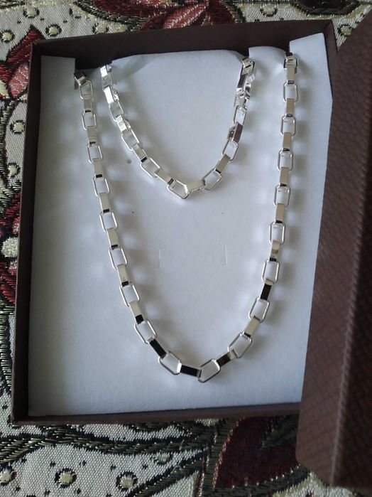 Масивен сребърен комплект-дълъг ланец и гривна.
В подаръчна кутия.