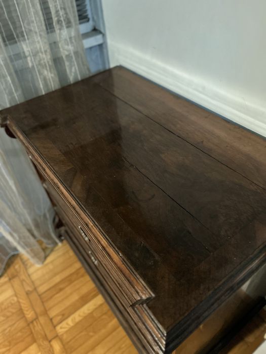 Старинен дървен скрин