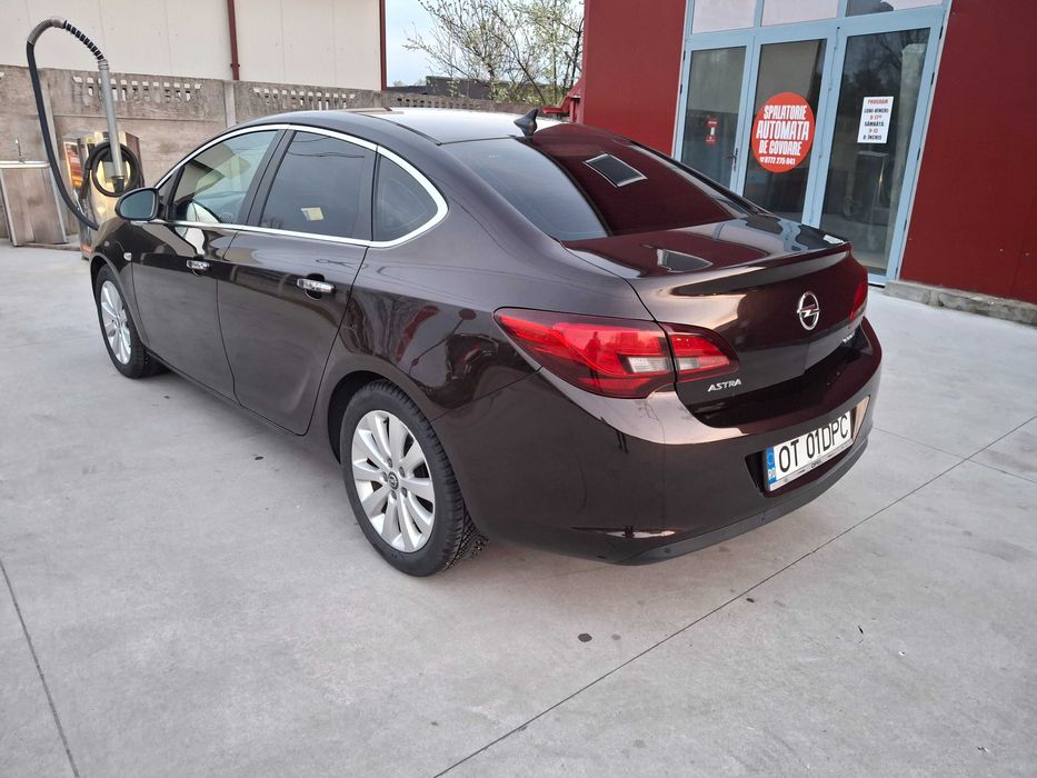 Vând Opel Astra J