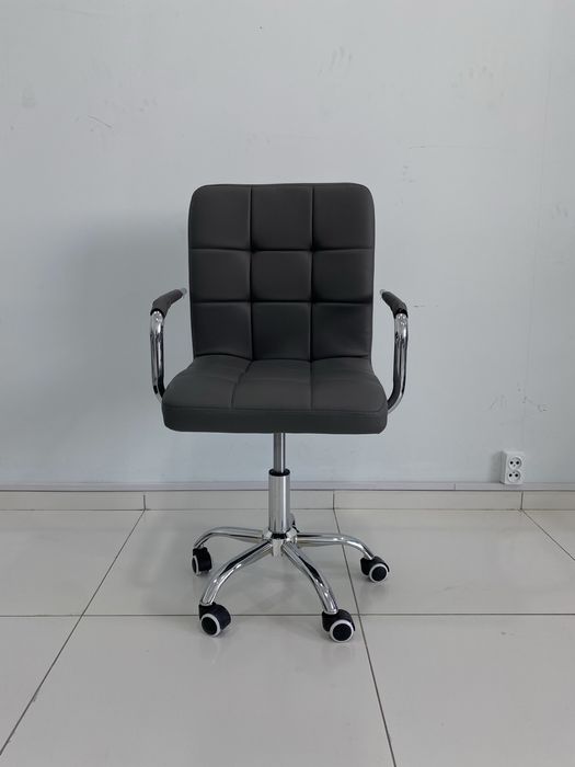 Современный офисный стул на колёсиках – чёрный, с удобной спинкой