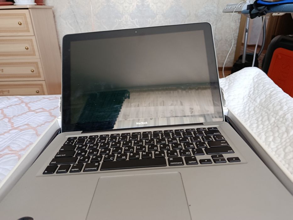 На продаже два ноутбука, MacBook и HP