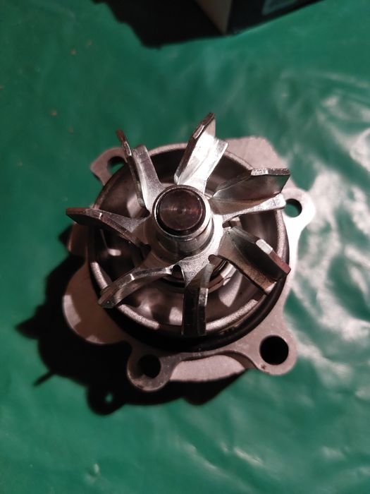 Нова водна помпа DOLZ
парт номер: A251 помпа