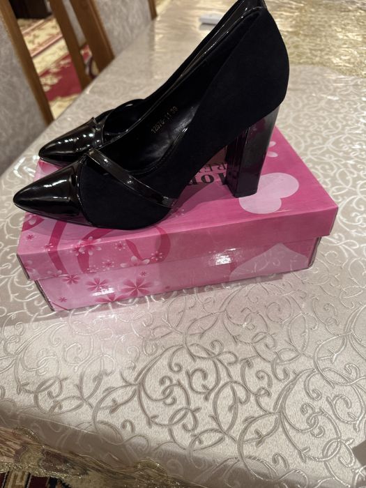 Toʻy marosimlar uchun chiroyli tufli