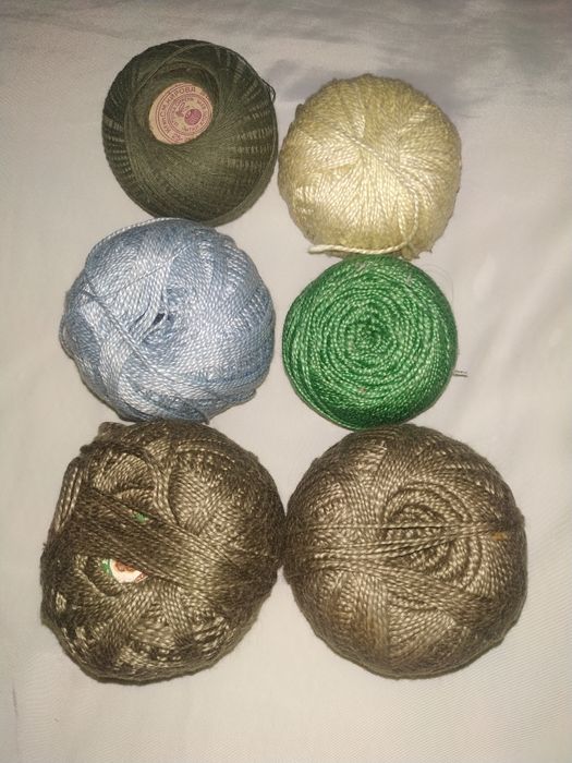 Нитки для вязания крючком.