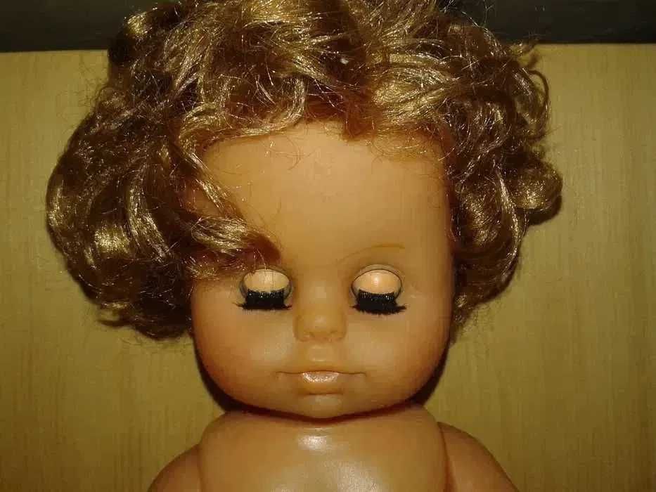 Papusa cu numar de serie- inseriata pentru colectionari