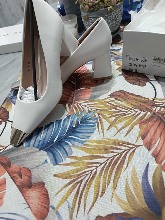 Елегантни бели обувки на дебел ток