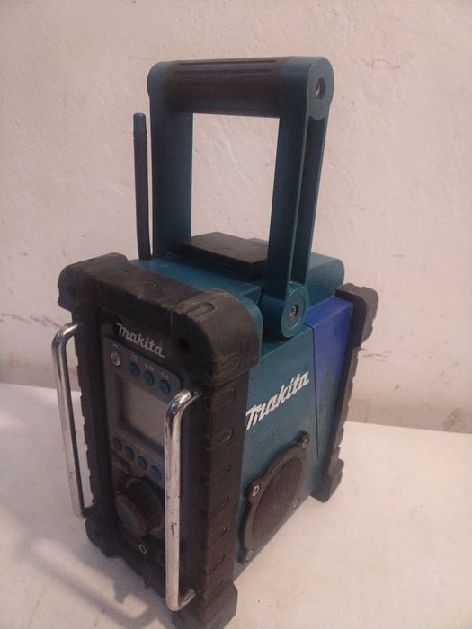 Акумулаторно радио за строителни обекти Makita BMR102 7,2V - 18V 
без батерия 
Радиоприемник подходящ за почти всякакъв тип работни площадки. Здрава к