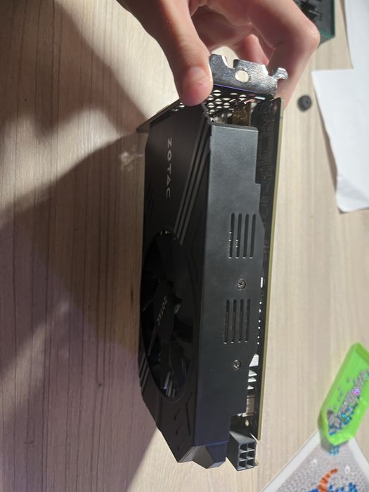 vant card de grafici zorac gtx 1660 mini