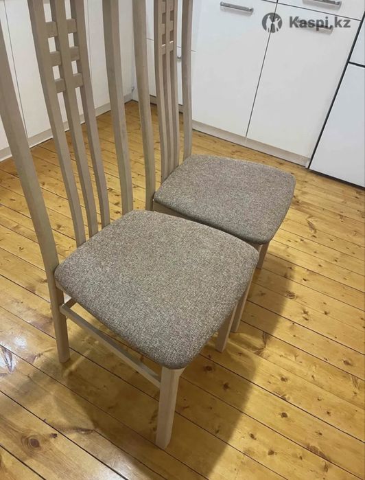 Кухонный уголок со стульями