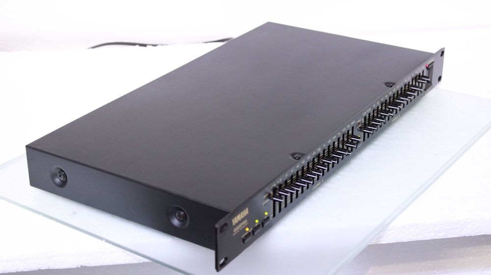 Egalizator Yamaha 2x15 benzi(GQ2015A).