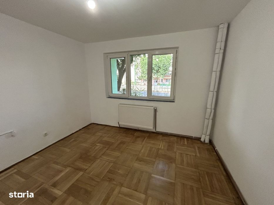 Vand apart.3 cam.Calea Romanilor,la parter inalt,bloc caramida 4 etaje