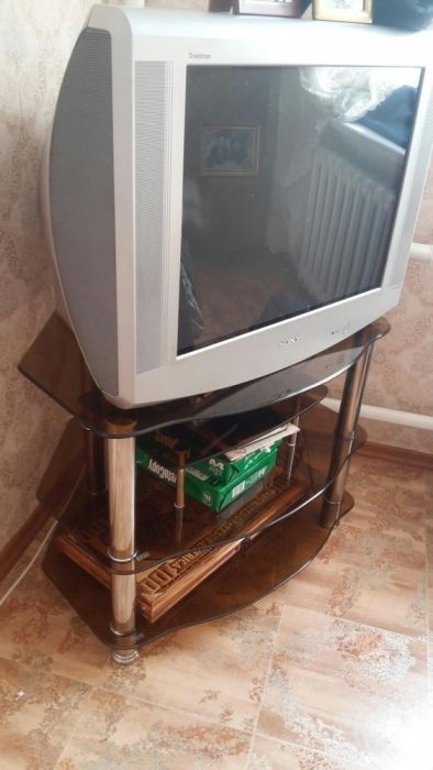 Срочно продам телевизор с подставкой