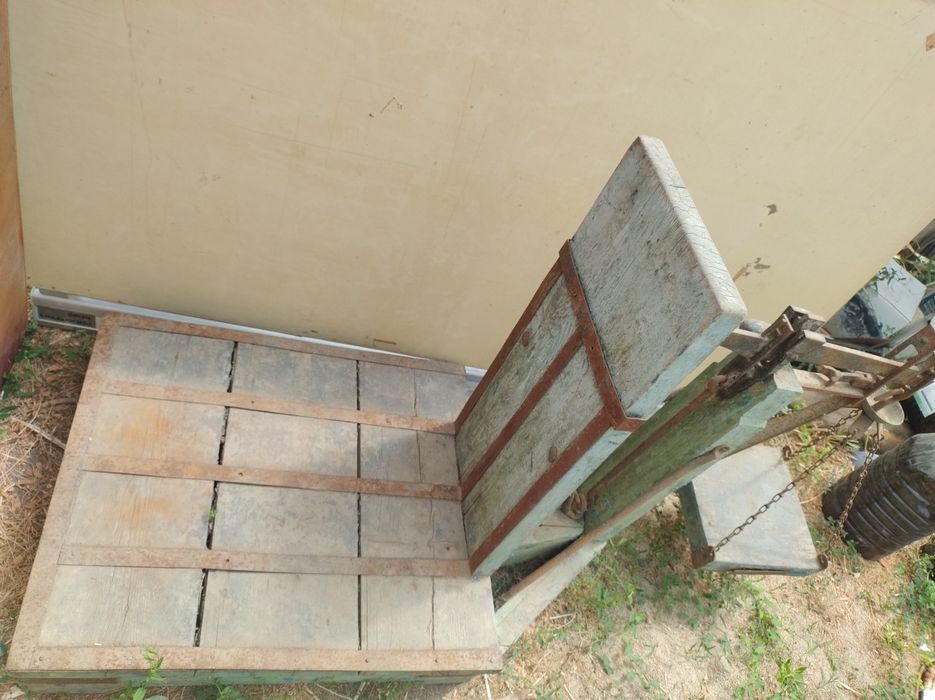 Vând cantar vechi din lemn cu greutati