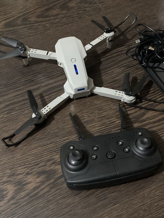 Дрон с пультом управления