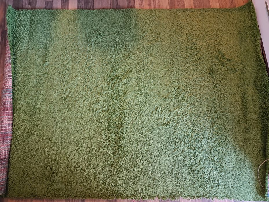 Килим зелен използван