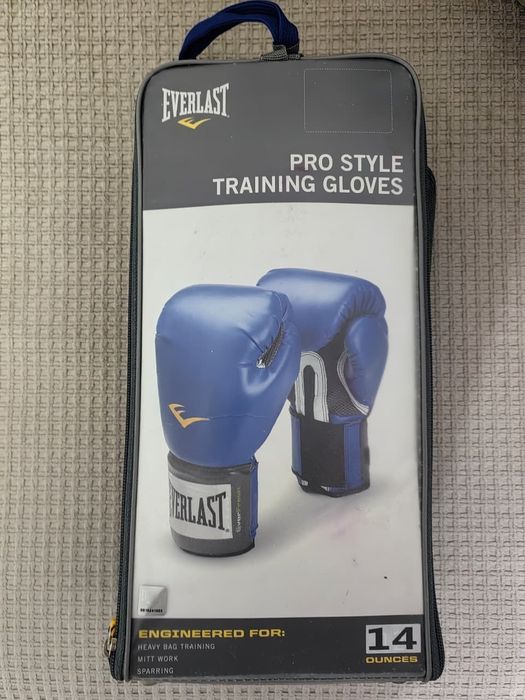 Боксёрские перчатки продаю