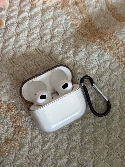 Продам Airpods 3