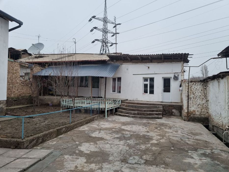 Uy sotiladi 3.5 sotiq 4 xona 1 zal owxona bilan vanna alohida