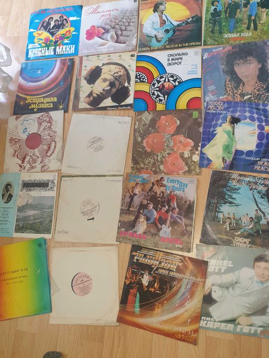 Продаются разные пластинки .