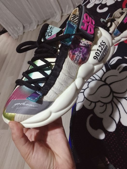 Vând urgent adidași in condiții foarte bune