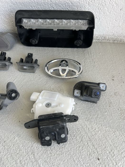 Toyota Yaris камера,мотор чистачки,дръжка,трети стоп,емблема