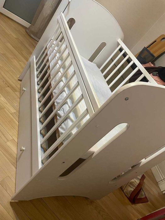 Детская кровать, стул, ходунок