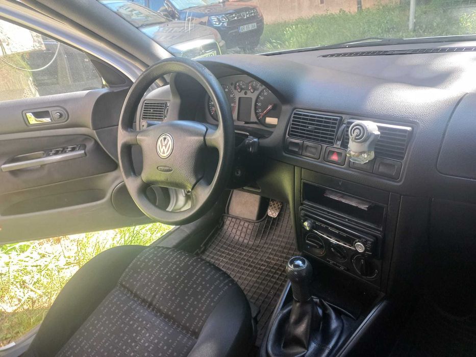 Vând Volkswagen Golf 4