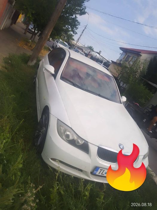 BMW E 90 alb cu interior roșu