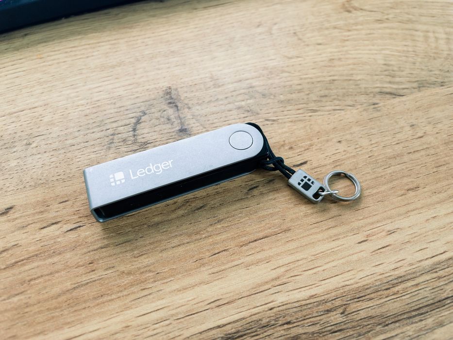 Аппаратный кошелек Ledger Nano X