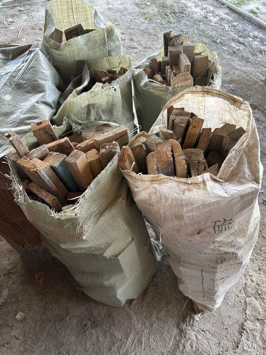 Подаю дрова для казан