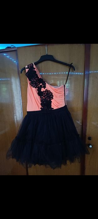 Rochie elegantă asimetrică corai & negru cu dantelă și fustă tutu