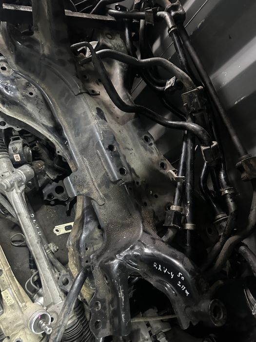 Передный балка на Rav-4