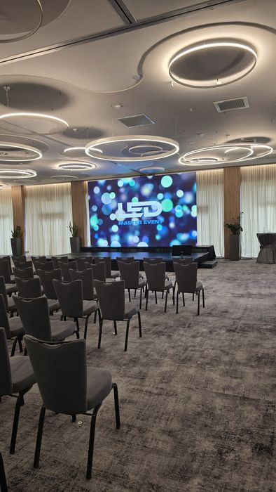 Dj-MC, scena, podium, ecran led, sonorizare, schela de lumini, glob