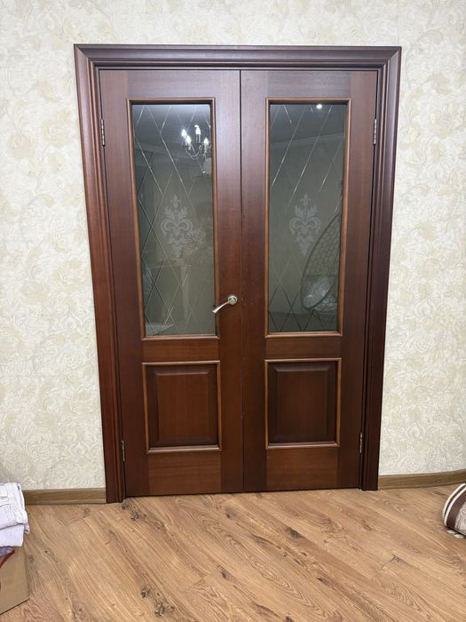 Продам двустворчатую б/у дверь
