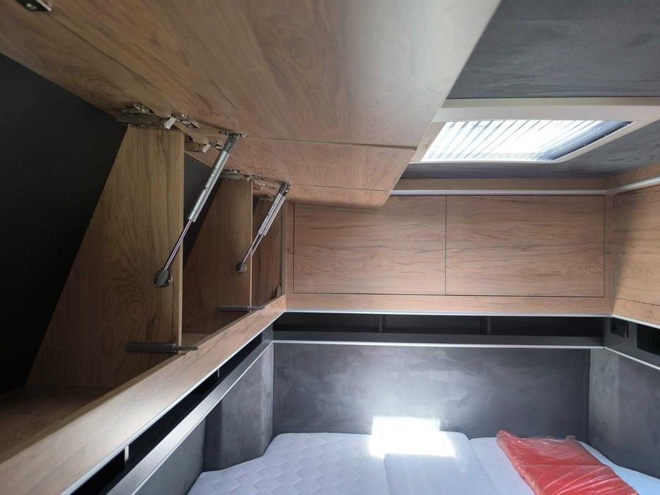 Autorulota CamperVan Premium Globe Traveller VoyagerZ-automat 4 locuri
